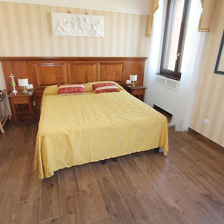 مبيت وإفطار روما Area Sacra Relais الغرفة الصورة