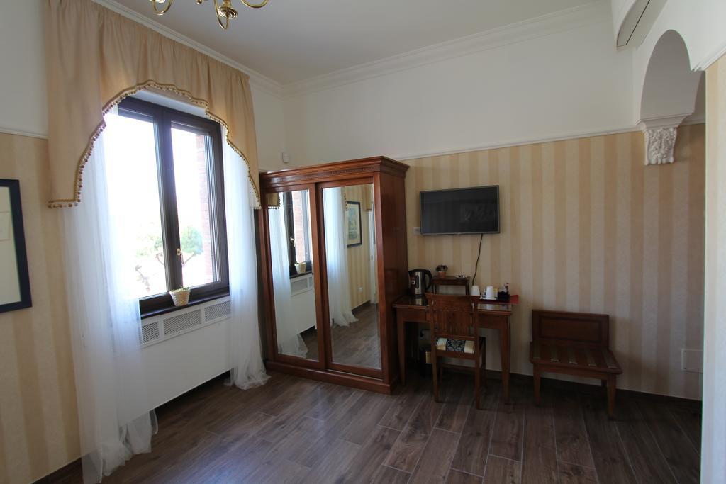 مبيت وإفطار روما Area Sacra Relais الغرفة الصورة