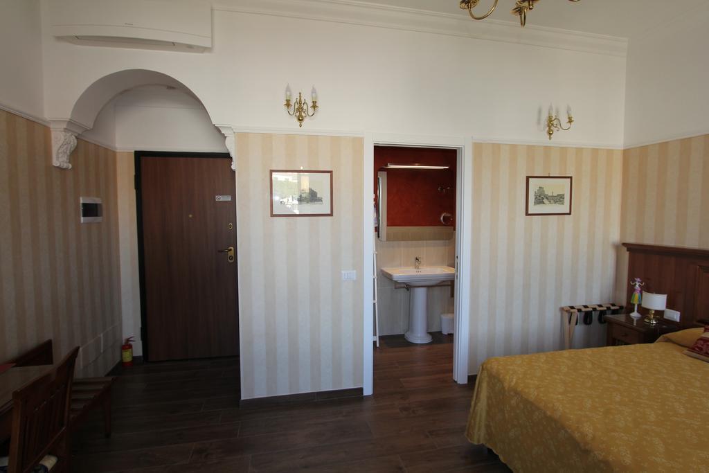 مبيت وإفطار روما Area Sacra Relais الغرفة الصورة
